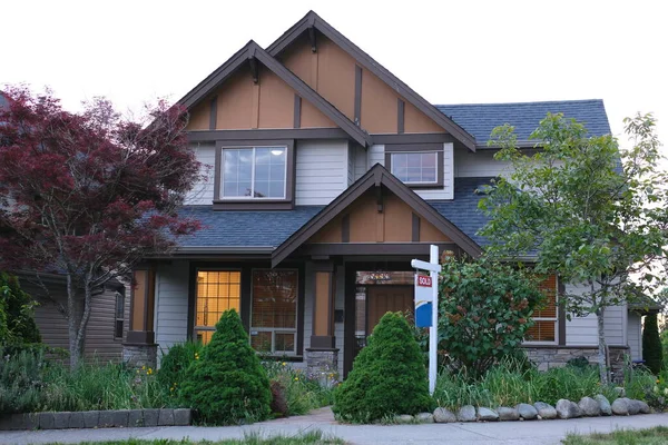 depositphotos 696746494 stock photo gorgeous tan northwest home red